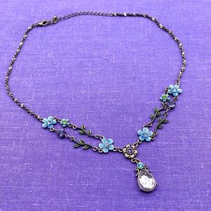 Vintage Avon floral necklace in 16 inch length with 2 inch extension 🦋💜